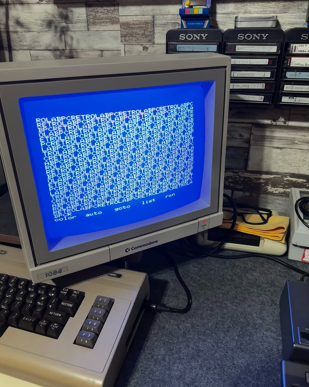 Test iniziale del Philips VG-8235 con codice BASIC su monitor Commodore 1084